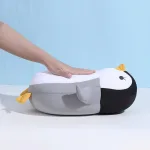coussin de voyage en forme de pingouin