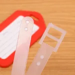 porte nom valise en plastique