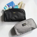trousse de toilette avec initiales brodées